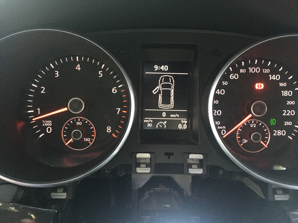 Изображение трехдверного гольфа на дисплее приборки — Volkswagen Golf GTI Mk6