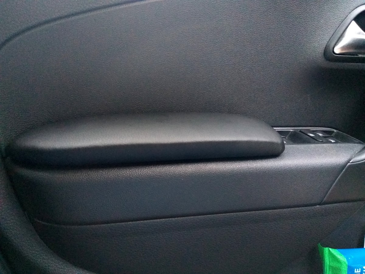 Накладка на водительскую дверь. Подлокотник водительский на дверь VW Polo 2016. Дверные подлокотники Приора. Накладки на подлокотники передних дверей VW Polo sedan Россия rua151. Подлокотник двери поло седан.