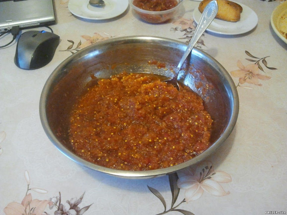 сырая баклажанная икра рецепт простой и вкусный. KoAAAgCSm A 960. сырая баклажанная икра рецепт простой и вкусный фото. сырая баклажанная икра рецепт простой и вкусный-KoAAAgCSm A 960. картинка сырая баклажанная икра рецепт простой и вкусный. картинка KoAAAgCSm A 960. Овощей на базарах полно, а желание приготовить баклажанную икру муляет меня еще с прошлого года, когда я кабачковую икру готовил. Но в прошлом году, до баклажанов руки так и не дошли, но в этом году, я все-таки дорвался до них!В детстве я часто ел баклажанную икру, мамка готовила ее по всякому – и жареную, и сырую, и для консервации. У разной икры и вкус разный, и у каждого свой взгляд на это. Я больше люблю икру сырую и именно ее я и решил приготовить.Кто не помнит фрагмент из фильма «Иван Васильевич меняет профессию» когда накрывается стол для ненастоящего царя, и герой Крамарова рассказывает о всяческих яствах, и особенно облизывается на икру баклажанную, заморскую? Я так думаю, помнят все, кто видел фильм, но особенно эта шутка запомнилась тем, кто жил при Союзе, ведь и ежу было понятно, что икра заморская баклажанная была намного доступнее икры черной и красной, на которую царский писарь и внимания-то не обратил.Я, правда, буду несколько другую икру готовить, но в умах большинства баклажанная икра запомнилась именно такой, какой ее показали в знаменитой комедии.