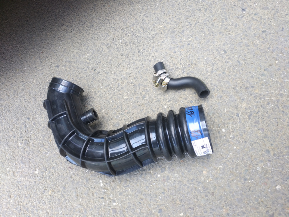 Шланг впускного коллектора — Lada Калина хэтчбек, 1,6 л, 2011 года ...