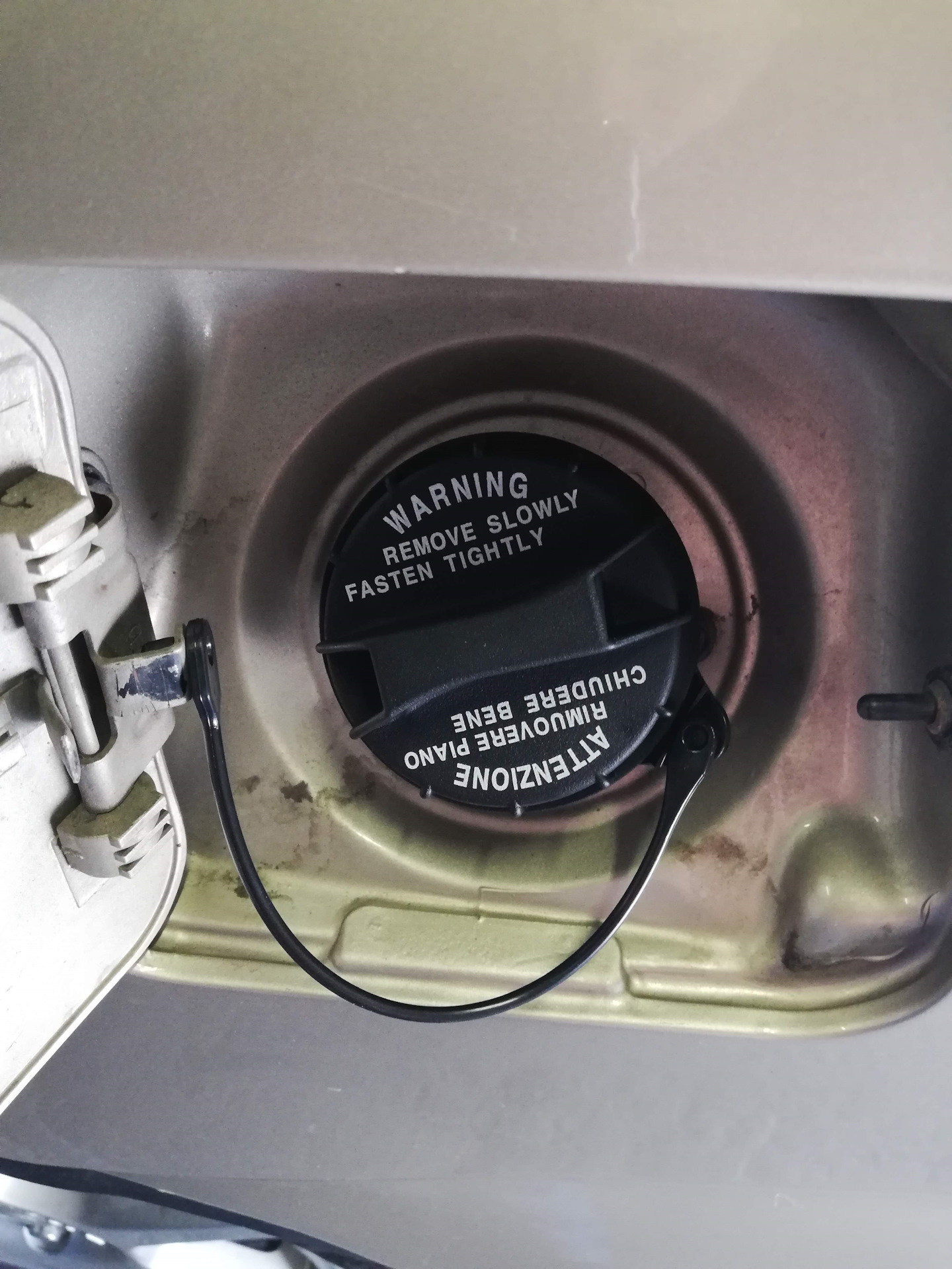 Chevrolet lanos 2006 люк бензобака. Клапан крышки бензобака. Лючок бензобака тигуан 2. Шипение при откручивании крышки бензобака. Открытая крышка бензобака у авто.