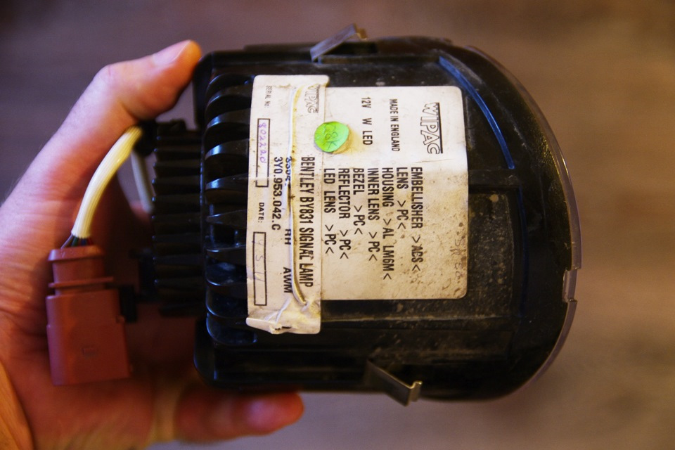 Как вылечить запотевание и мерцание фары ДХО на Бенли Мульсан? — ВВ ...