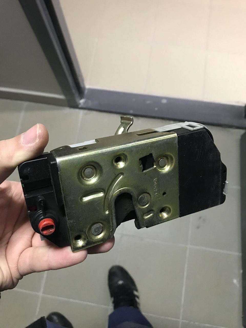 Замок задней левой двери — Peugeot 307