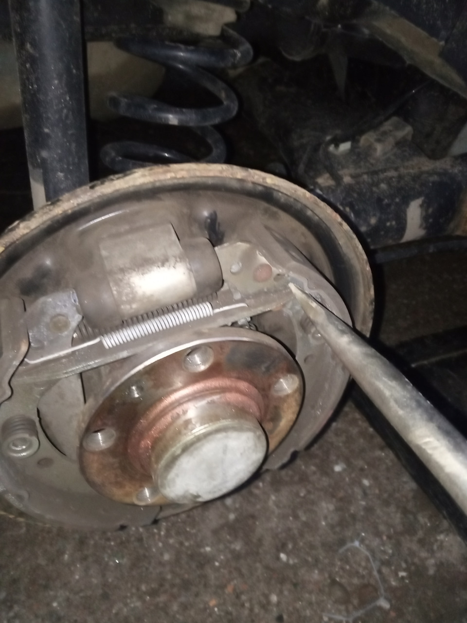 Регулировка задних колодок и ручника. — Skoda Fabia Combi Mk1, 1,4 л ...