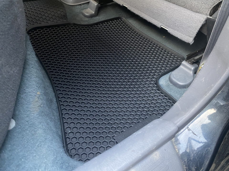 Задний правый резиновый ковер — Hyundai Accent (2G)