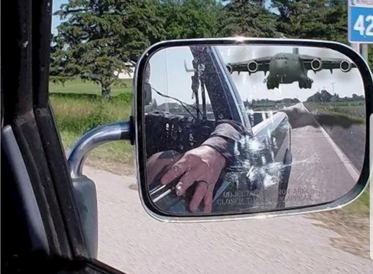 Водитель смотрит в зеркало. Смешные зеркала. Зеркала для авто прикольные. Маша у зеркала.