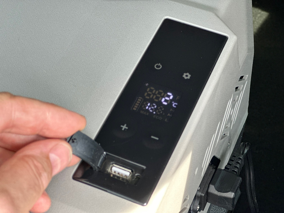 Есть USB разъём, для подключения того же телефона или других гатжетов. — KIA Sorento (4G)