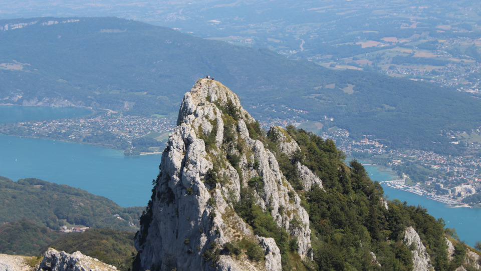 Кошачий зуб на приближении. Туристы любуются видом на озеро. — Audi A4 (B9)