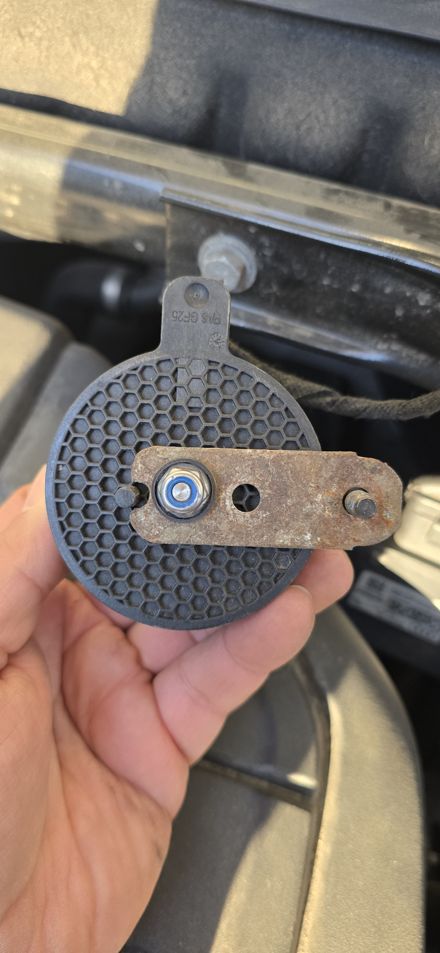 Решили не сверлить отверстие, а поставить через пластину — Audi Q5 (1G)