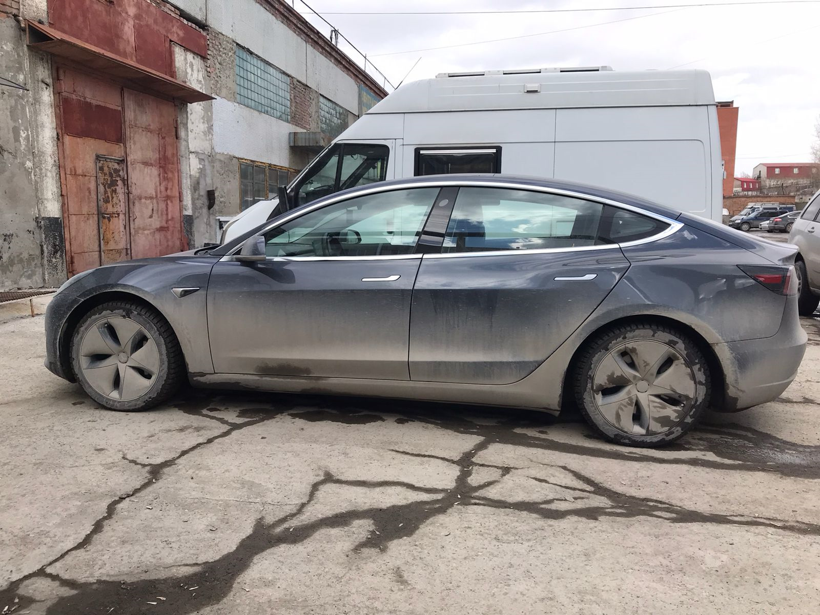 Tesla клиренс. Тесла модель 3 проставки. Дорожный просвет Tesla model s. Tesla model s проставки колес. Тесла клиренс.