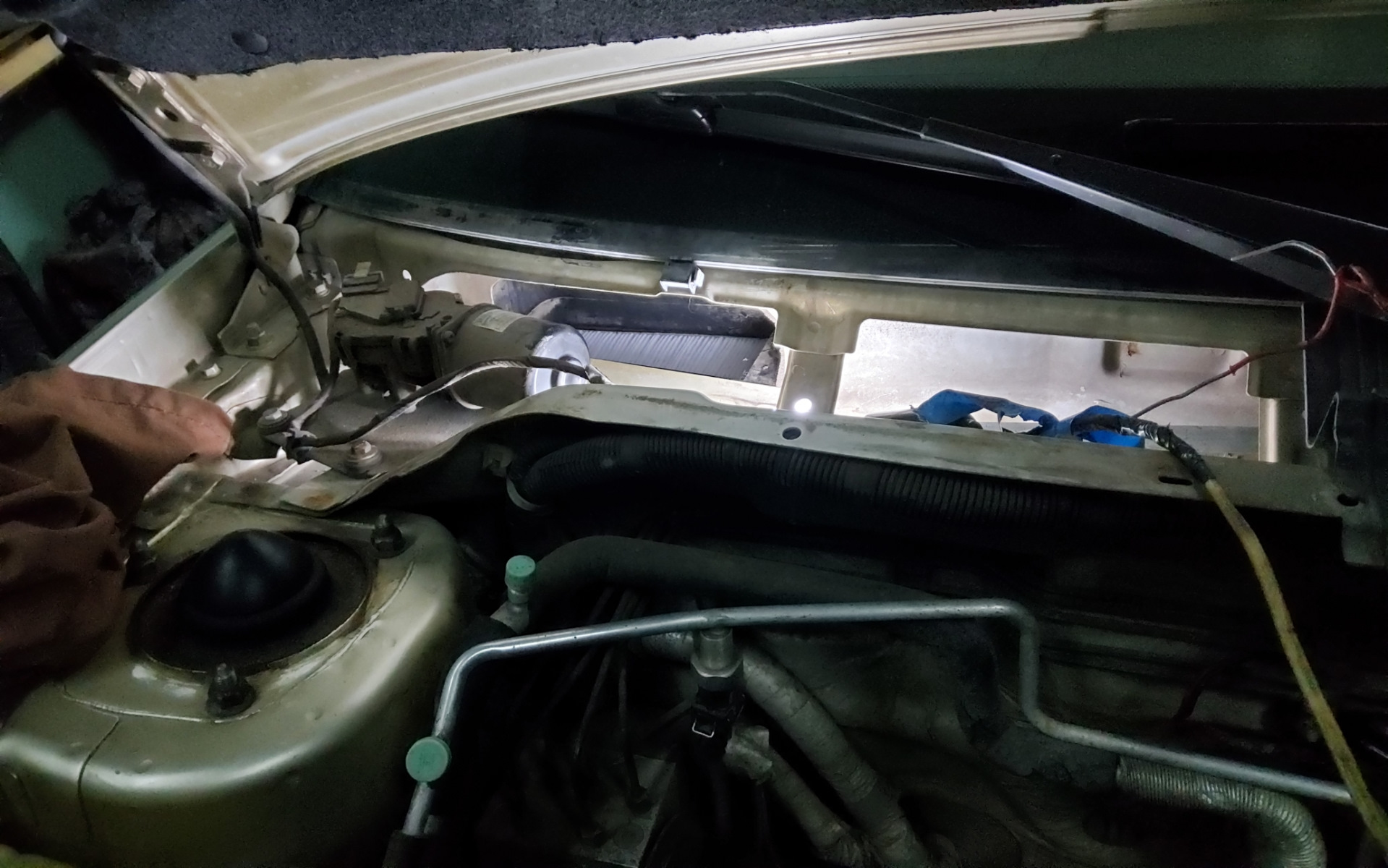 Штуцер радиатора и 2ой салонный фильтр — Chery A5 Fora, 2 л, 2007 года ...