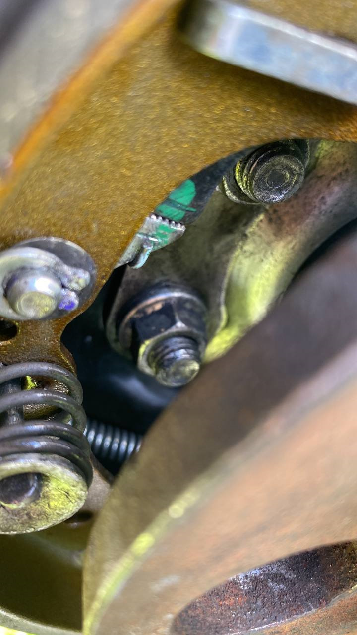 Замена колодок барабанных тормозов — Daihatsu Atrai (S320G, S330G), 0,7 ...