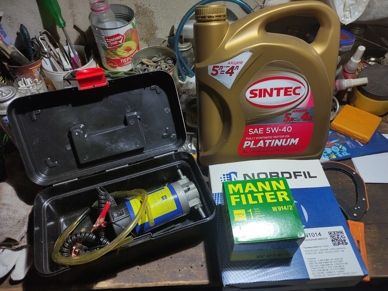 вскрытие канистры. крышки для канистр с маслом. вскрытие канистры. как открыть канистру с маслом не повредив крышку. оригинальная канистра кастрол.