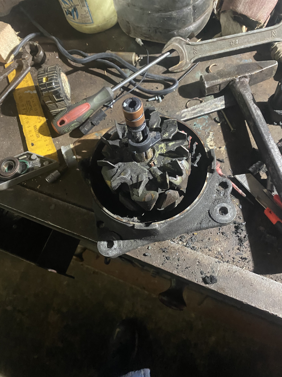 Когда набиваем новый, важно обратить внимание на зазор между коллектором и валом, так как если набьёте больше коллектор может прийти в негодность, набивать бруском, легкими ударами. — Volkswagen Golf Mk4