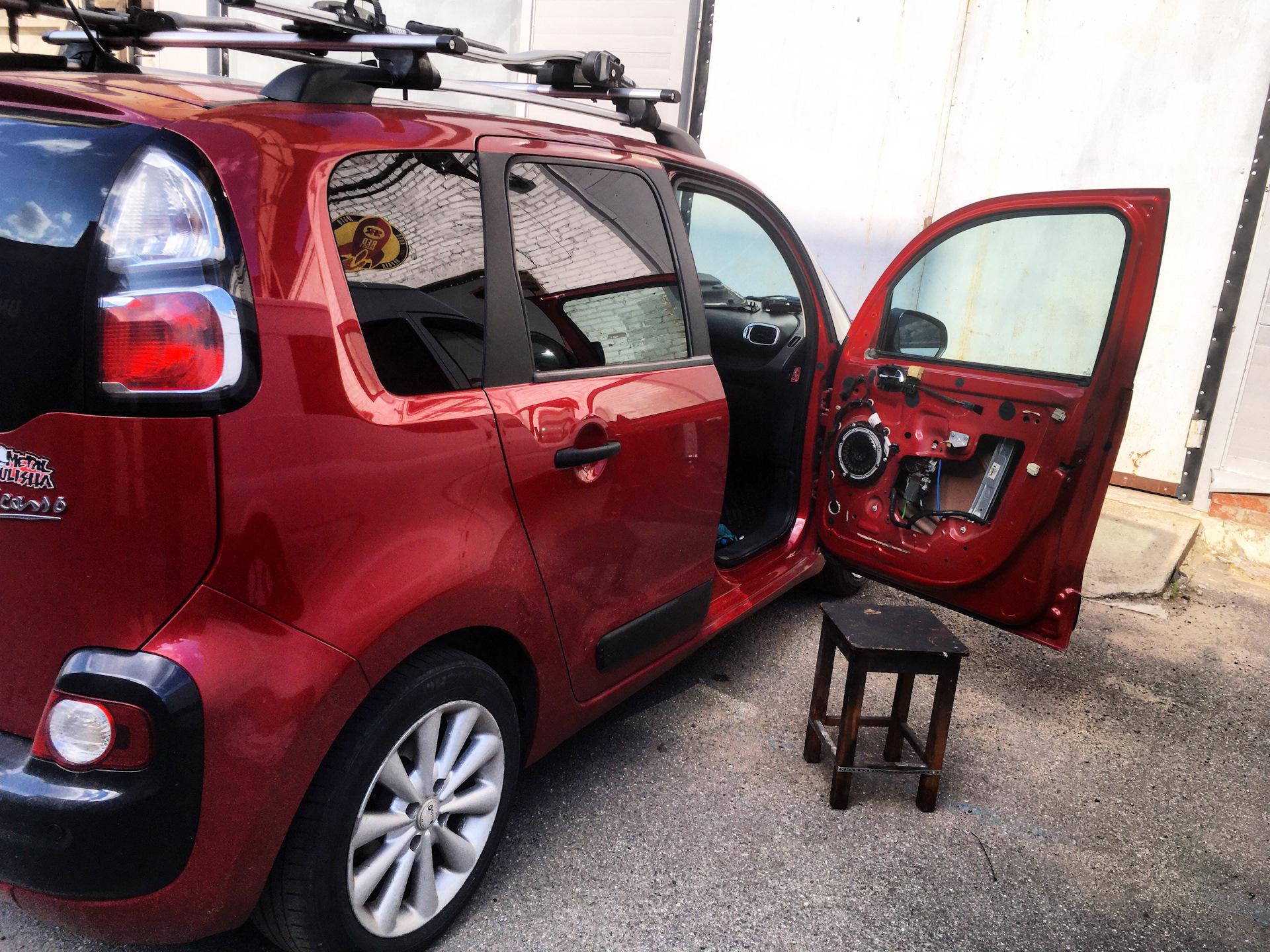 Дверь ситроен с3 пикассо. Как снять обшивку задней двери ситроен берлинго. Citroen c3 picasso 2002. Накладки вокруг наружных ручек двери ситроен с3 пикассо. Шторки на ситроен с3 пикассо.