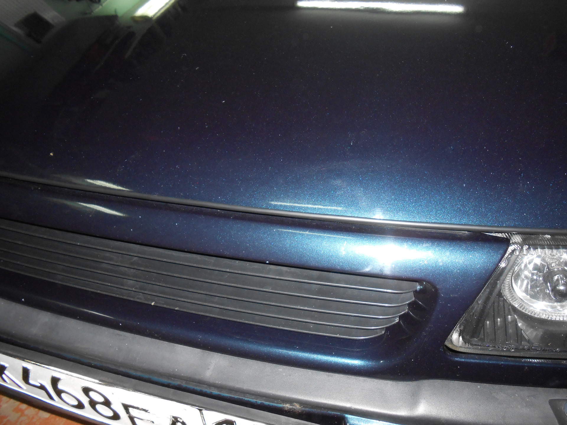 пластиковая окантовка капота. защита кромки капота. покраска кромки крыши лобового стекла. прозрачная жидкая резина на кромку капота. кромка капота.