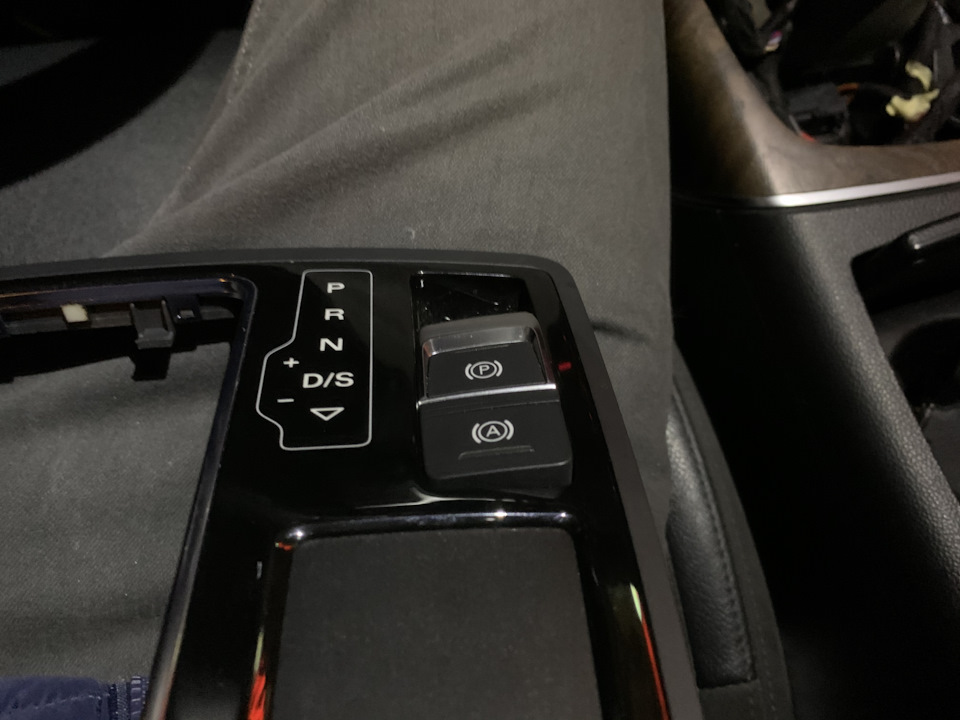 что такое mmi в ауди. KsAAAgHXX A 960. что такое mmi в ауди фото. что такое mmi в ауди-KsAAAgHXX A 960. картинка что такое mmi в ауди. картинка KsAAAgHXX A 960. Решил детально разобраться в функциях и возможностях AudiConnect установленном в моём автомобиле. Для начала необходимо зарегистрироваться на сервисе myAudi через официальный сайт. Есть такое словосочетание "user friendly interface" — понятный для использования интерфейс и вот это понятие никак не отнесешь к сервису myAudi. Куча картинок и бесполезной информации, вдобавок отсутствие прямых ссылок, вызывает по крайней мере недоумение при поиске необходимой информации на официальном сайте ауди и последующей необходимой регистрации в сервисе. Все расставляет на свои места руководство по эксплуатации, ему впоследствии и доверяю больше.После регистрации вводим VIN своего авто и в личном кабинете подгружается вся информация по автомобилю. На страничке видим фотки машины, как в конфигураторе. Есть раздел "Бортжурнал" в котором открывается доступ на полнообъёмную онлайн инструкцию по эксплуатации. Также можно ввести индивидуальные данные автомобиля, такие как пробег, дата регистрации, номерной знак, выкупная цена и еще какая то фигня. Не стал заполнять. Ну и последний раздел — удалить профиль автомобиля).Во вкладке "функции" главного экрана доступно скачивание обновлённых карт. Можно скачать целиком всю Европу (13,3 Гб), а можно только по необходимым регионам (например Россия — 2,1 Гб).Во вкладке "сервис" можно найти информацию о ближайшем сервис центре и получить общие рекомендации по сервисным работам в зависимости от пробега и возраста автомобиля.И… больше НИХРЕНА нет! Инструкция по myAudi не соответствует действительному интерфейсу. Данные с немецкого сайта разнятся с данными на русском сайте. Приложение из AppStore имеет какой то урезанный функционал с общей ознакомительной информацией. Может что то и изменится с активацией Audi Connect из автомобиля, но у меня не получилось задать основного пользователя, хоть и ввел все данные корректно. Система выдала ошибку соединения.