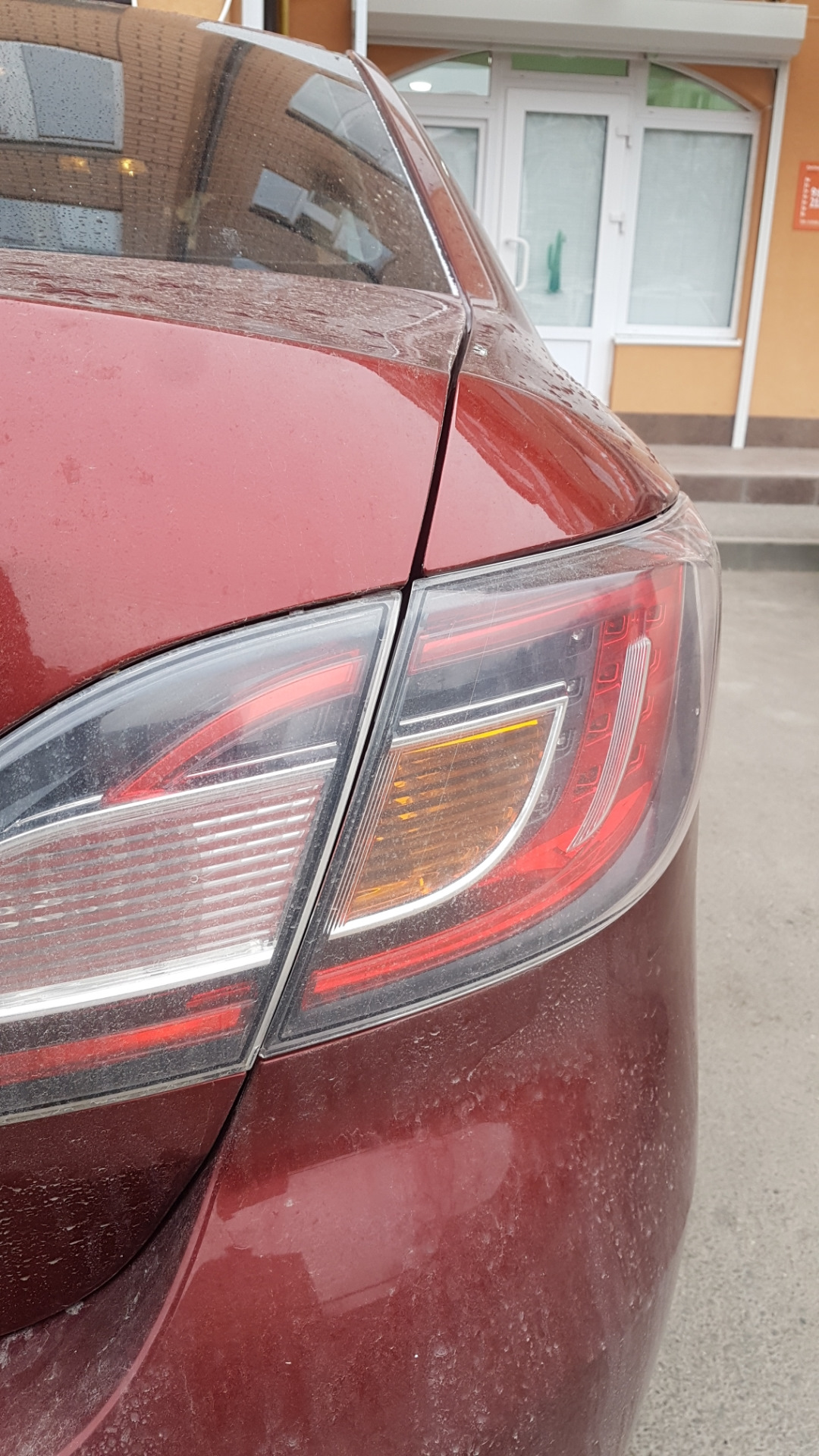 Регулировка зазоров багажника mazda 6 gg. Зазор бампера и багажника e70. Зазоры крышки багажника. Зазоры киа церато 3. Зазор крышки багажника кодиака.