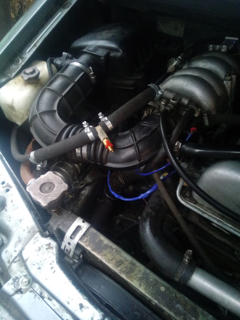 И на последок как установил кран на обогрев дроссельной заслонки. — Lada 2120 Надежда