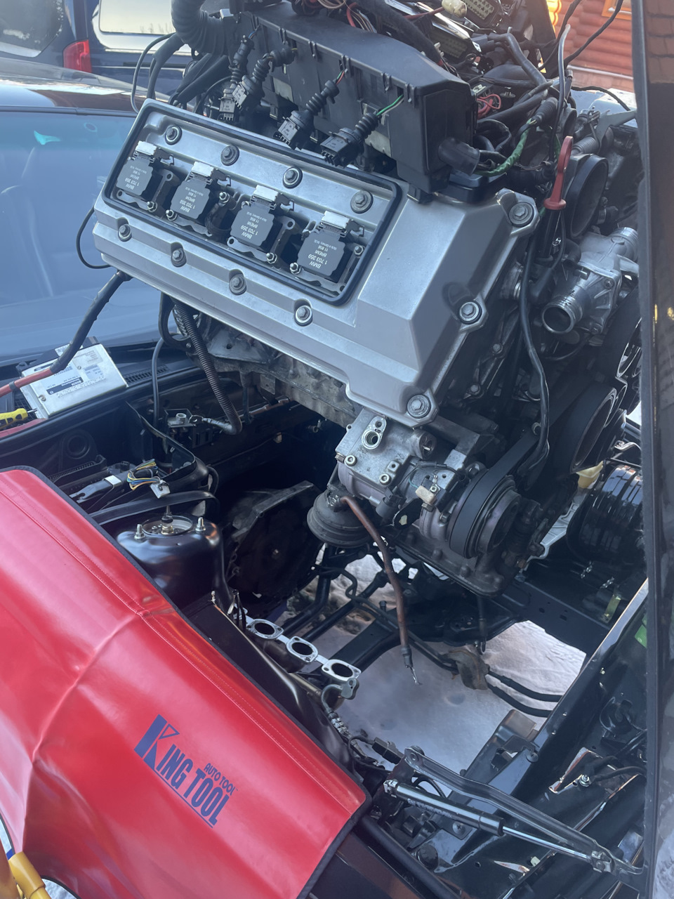 стенд для ремонта двигателя грузовика. демонтаж двигателя с автомобиля. камаз демонтаж двигателя. демонтаж двигателя авто. снять двигатель на месте.