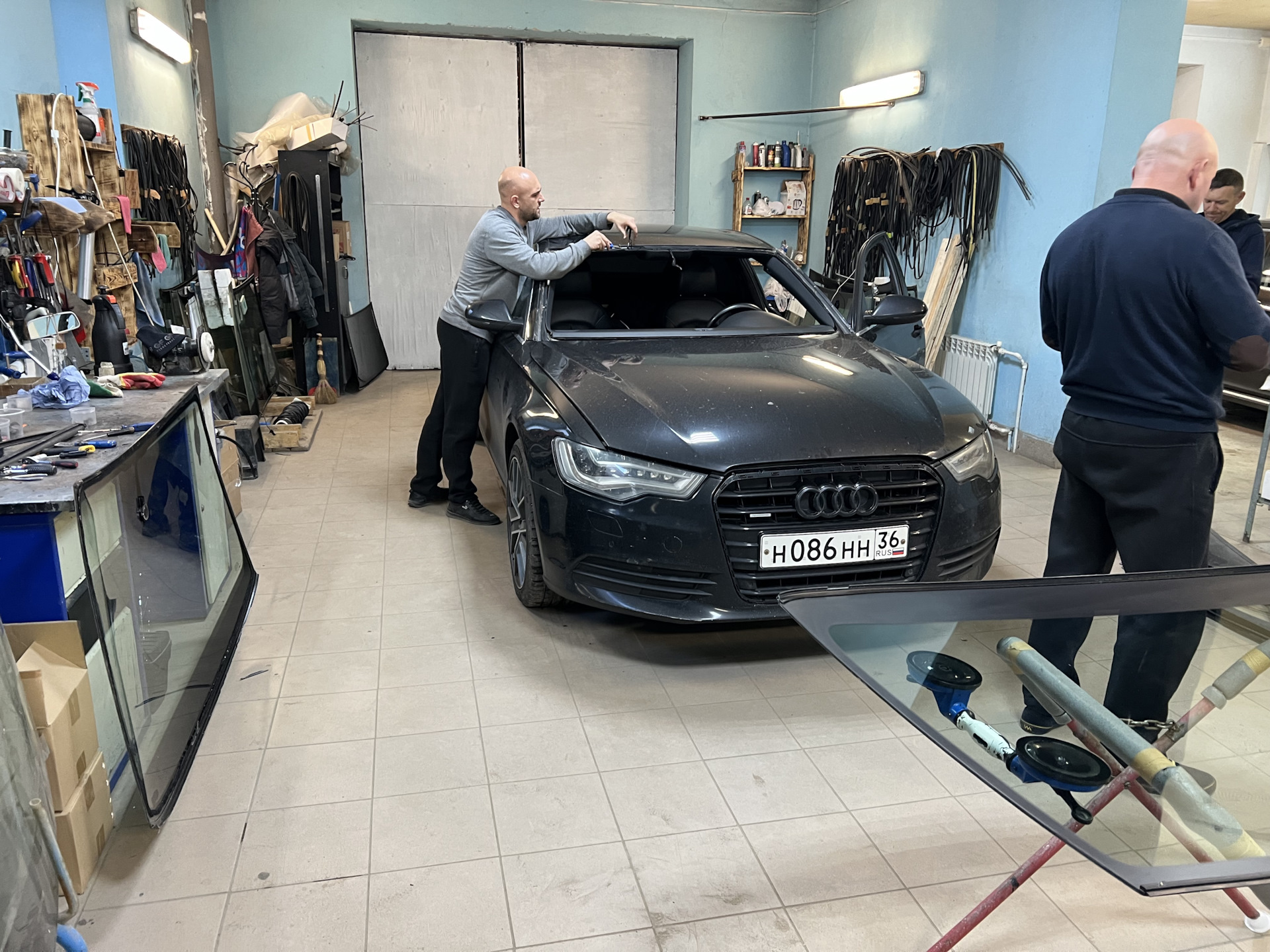 30. Очередная замена лобового стекла Ауди А6 С7 2011 — Audi A6 (C7), 2 ...