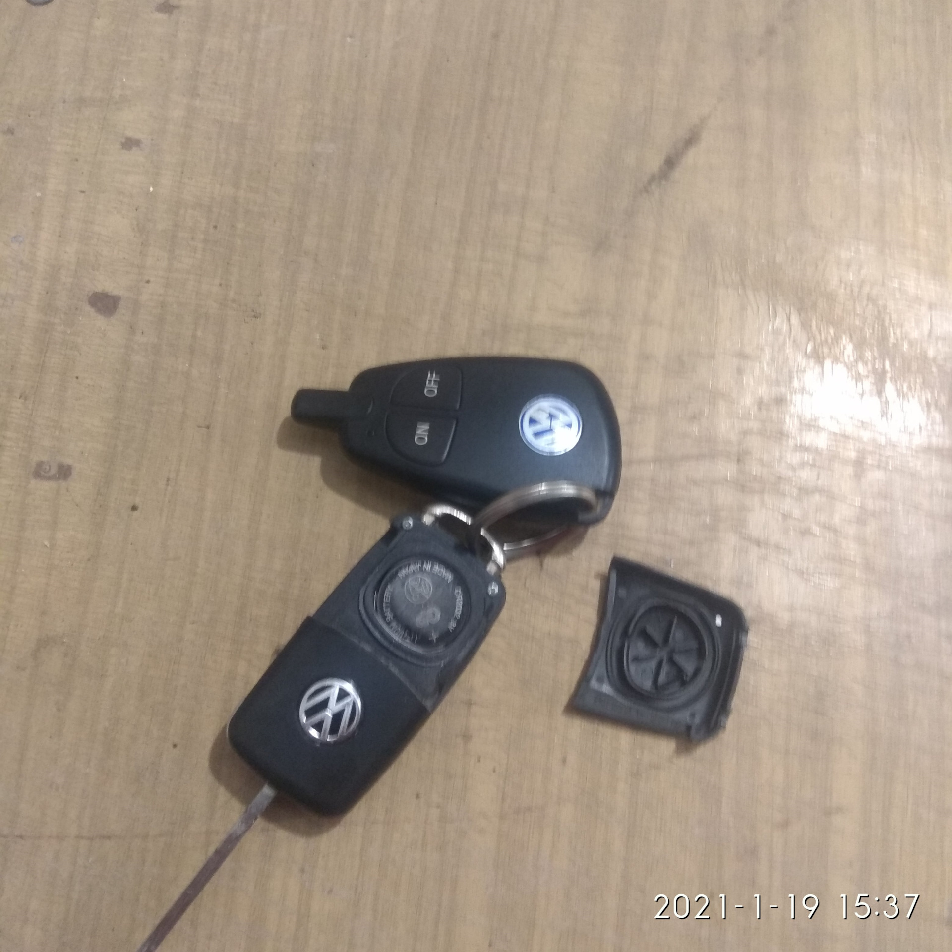 Батарейка в ключе vw touareg nf. Батарейка в ключ туарег нф. Ключ туарег нф. Замена батарейки в ключе фольксваген транспортер т5. 5.
