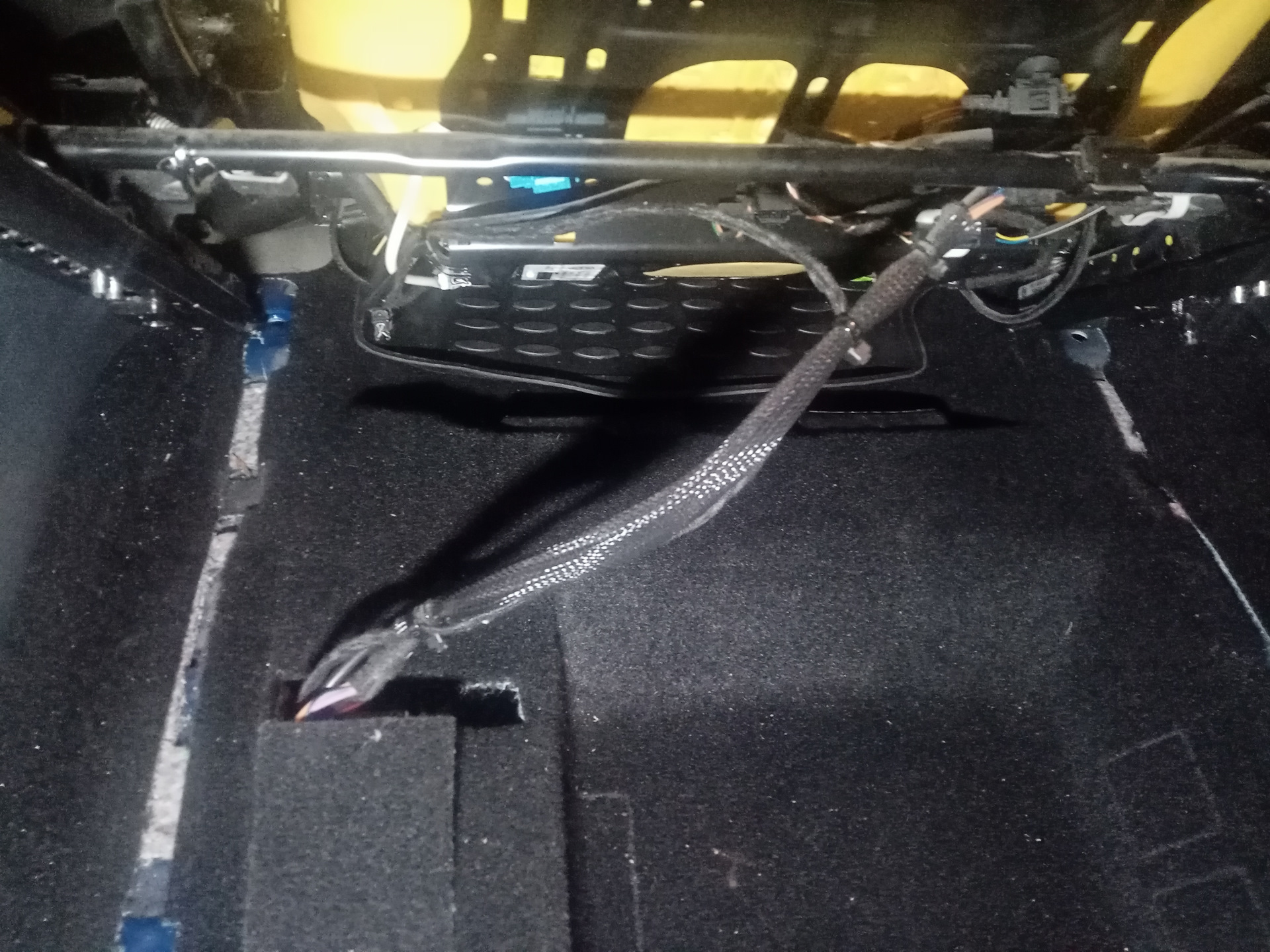 Установка подсветки ног (в салоне) — Volkswagen Jetta V, 1,6 л, 2009 ...