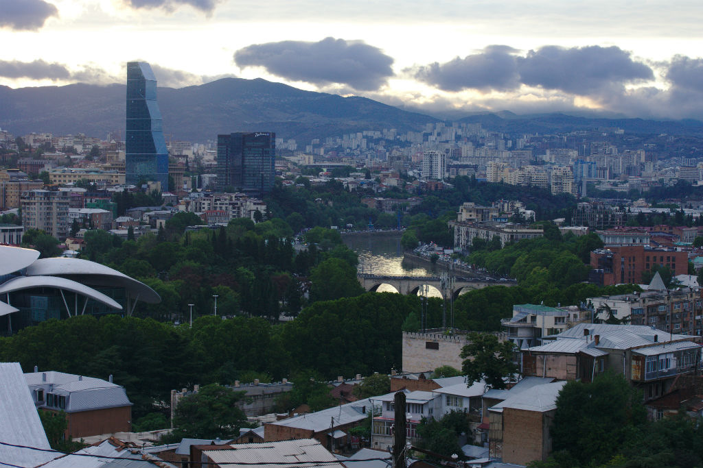 Ищут квартиру тбилиси мем. Грузия олд тбилиси. Старый тбилиси гостиница 3 звезды. Ворота крепости нарикала. Найди тбилиси.