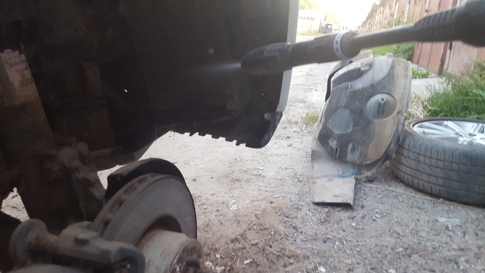 Снятие подкрылка и мойка радиатора под ним — Land Rover Range Rover (3G ...