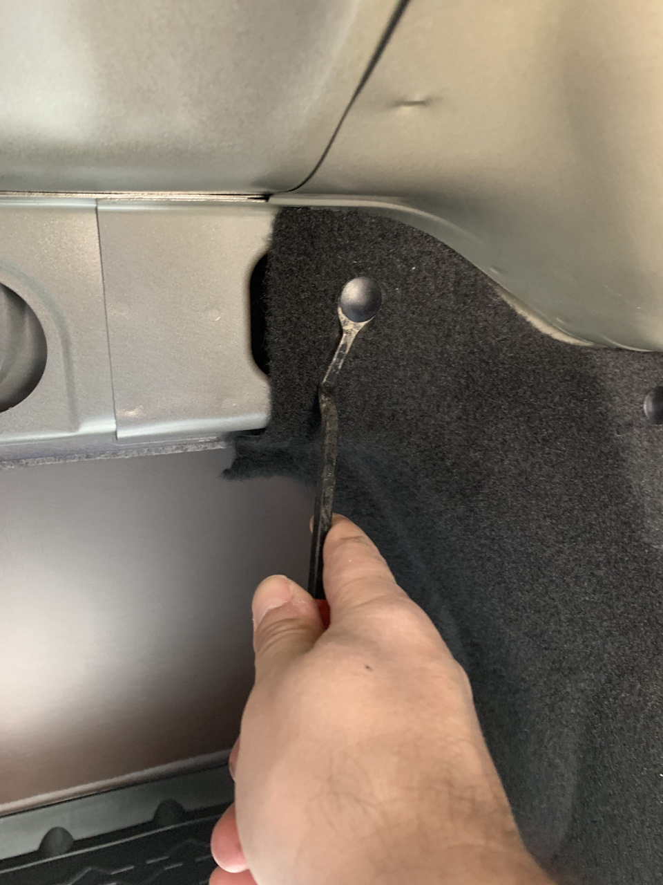 Вынимаем по одной клипсе с правой стороны и с Лёвой — Lada Vesta (1G)