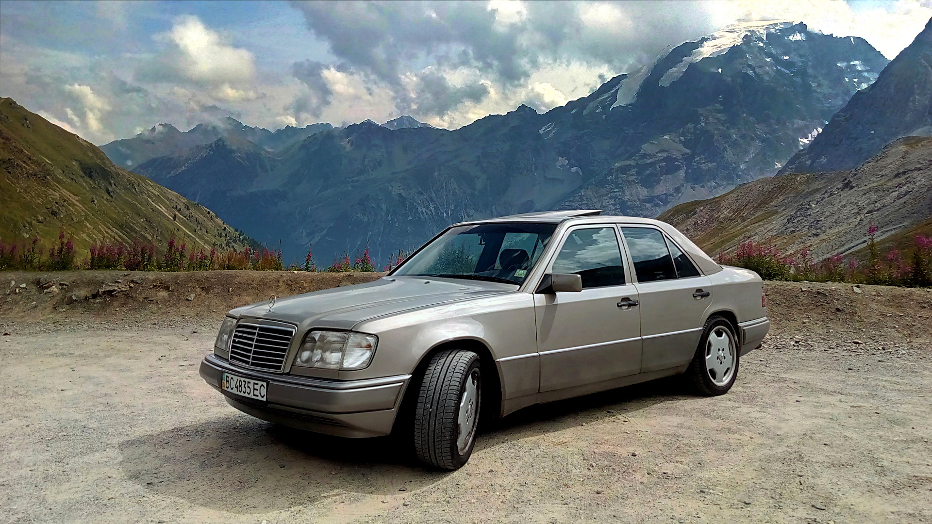 Mercedes Benz 124 осень