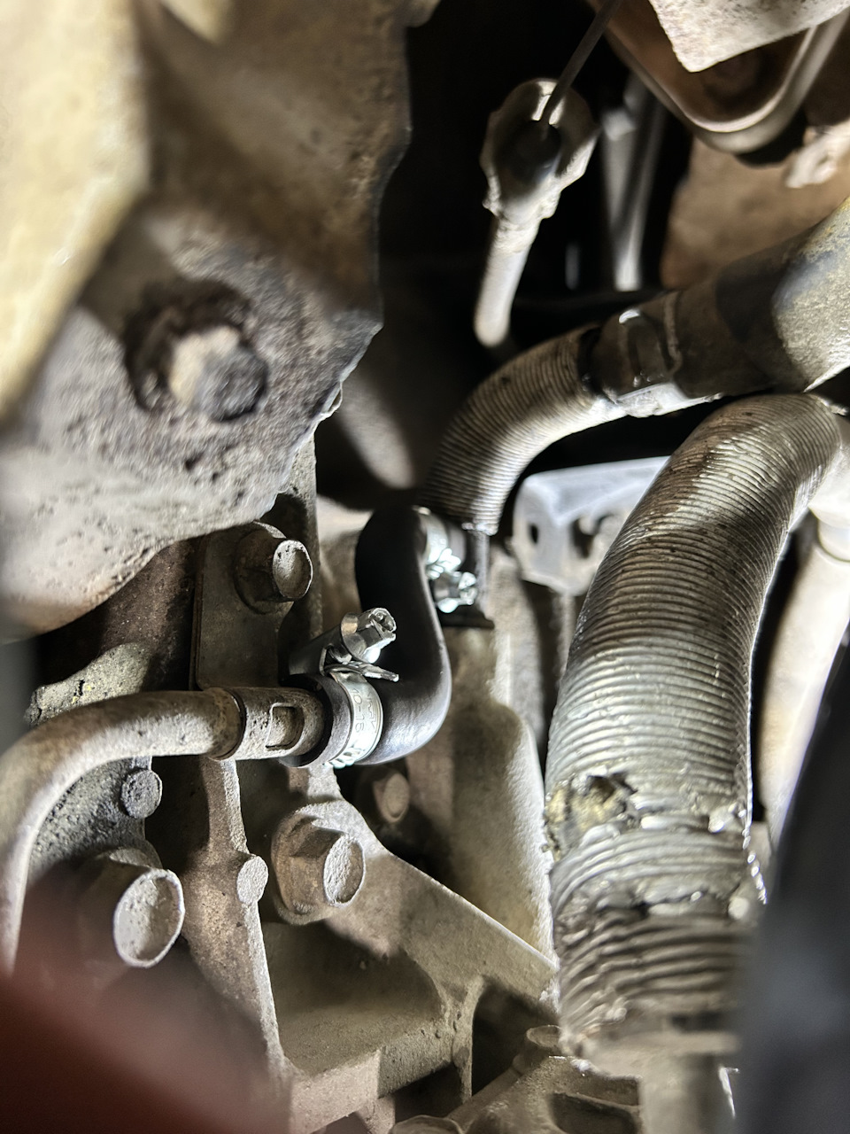 Над кондеем — Nissan Vanette (4G)