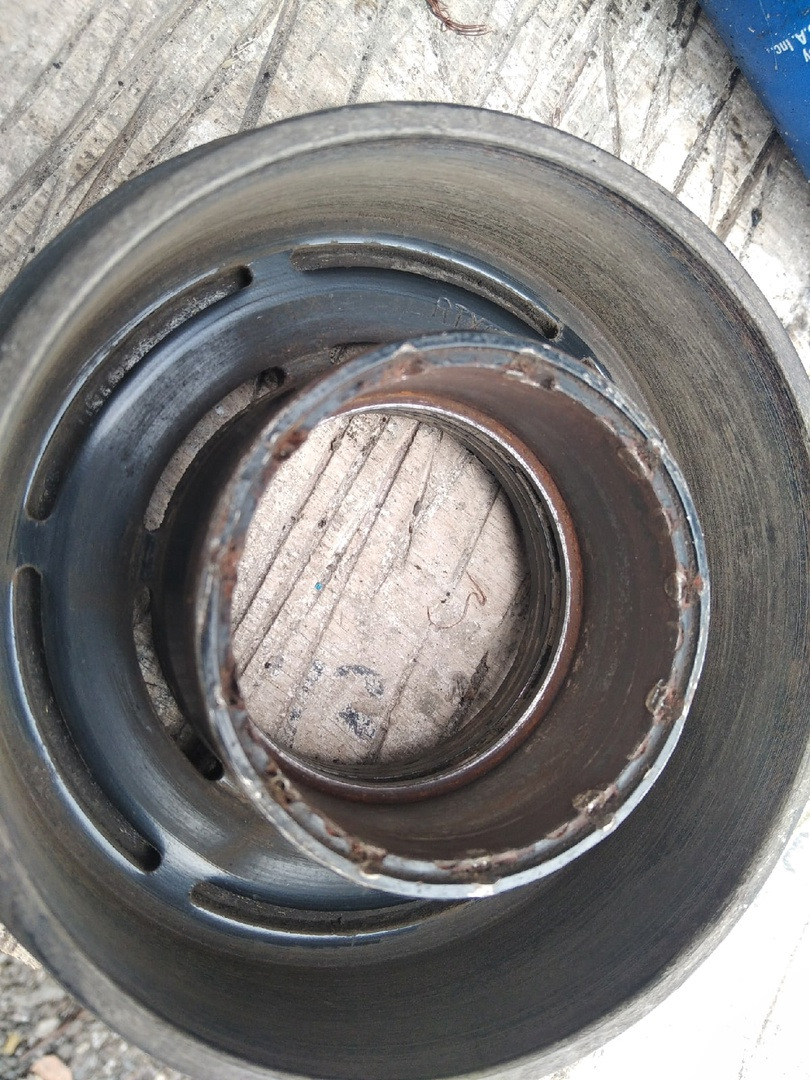 Снялось все легко, подшипник выбился головкой на 32 — Volkswagen Golf Mk4