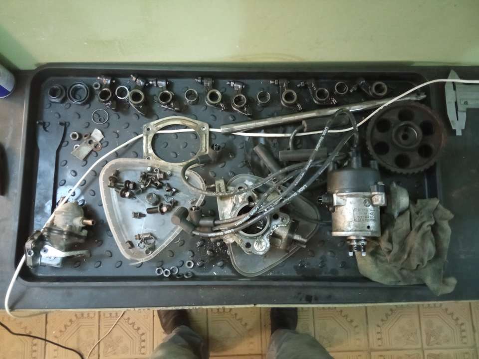 Детали. Все в одном месте) Удобно. Тут нет только наконечников рокеров: они на отдельной полочке в шкафу. На всякий случай, по порядку. — ЗАЗ 1103