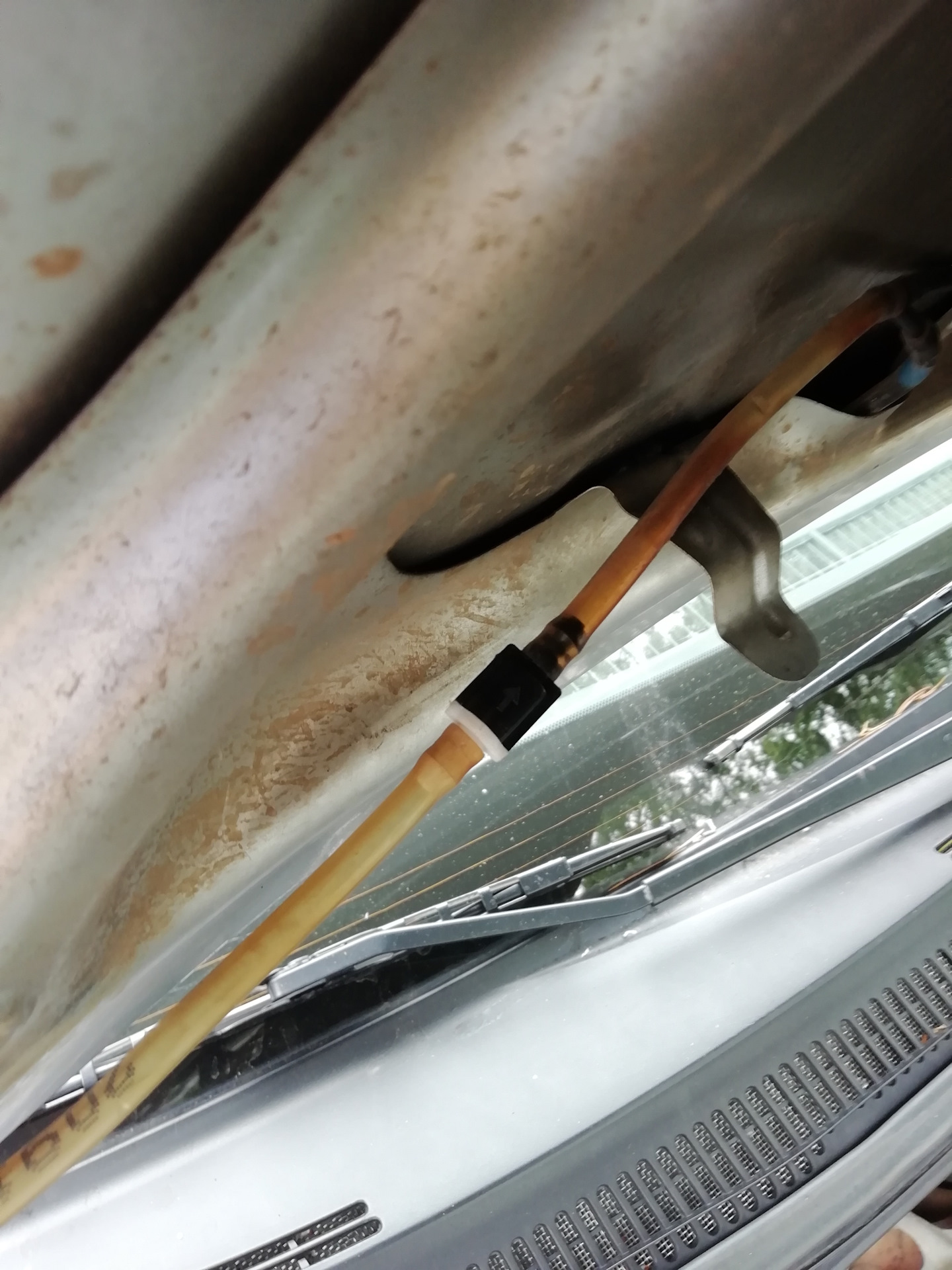 Шланг омывателя лобового стекла замена. Угловое соединение шланга омывателя. Шланг омывателя лобового стекла замена. Шланг омывателя лобового стекла замена. Шланг для омывателя лобового стекла инфинити.