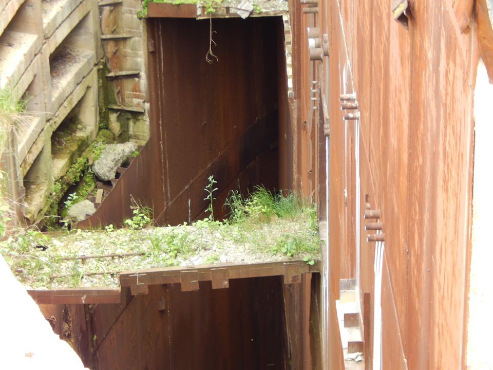 Здесь раньше были лестницы которые уходили вниз. Ниже 6 этажа все сооружение затоплено водой. — Nissan X-Trail II (t31)