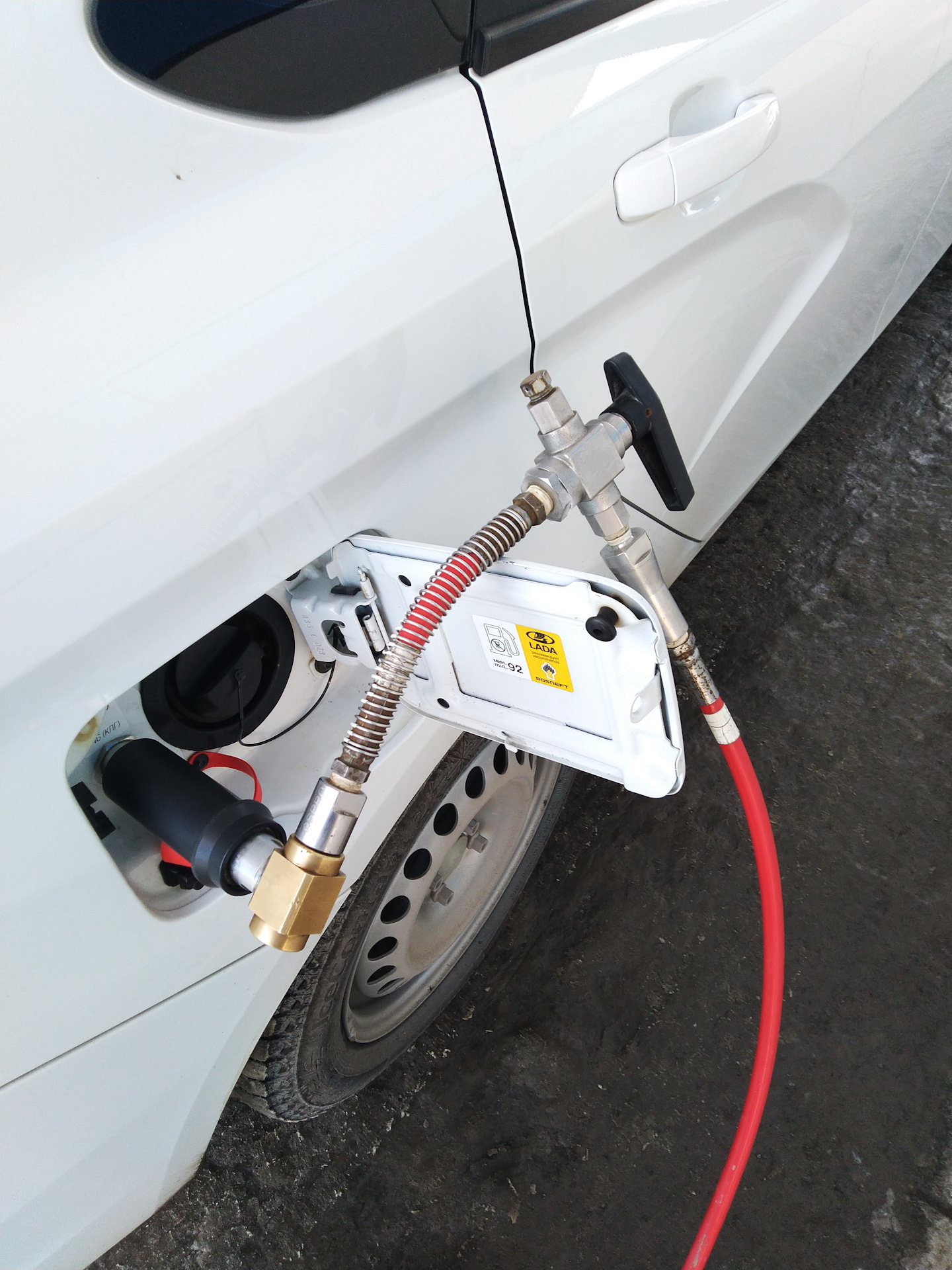 Заправка автомобилей метаном. ГАЗ метан заправочный для автомобиля.