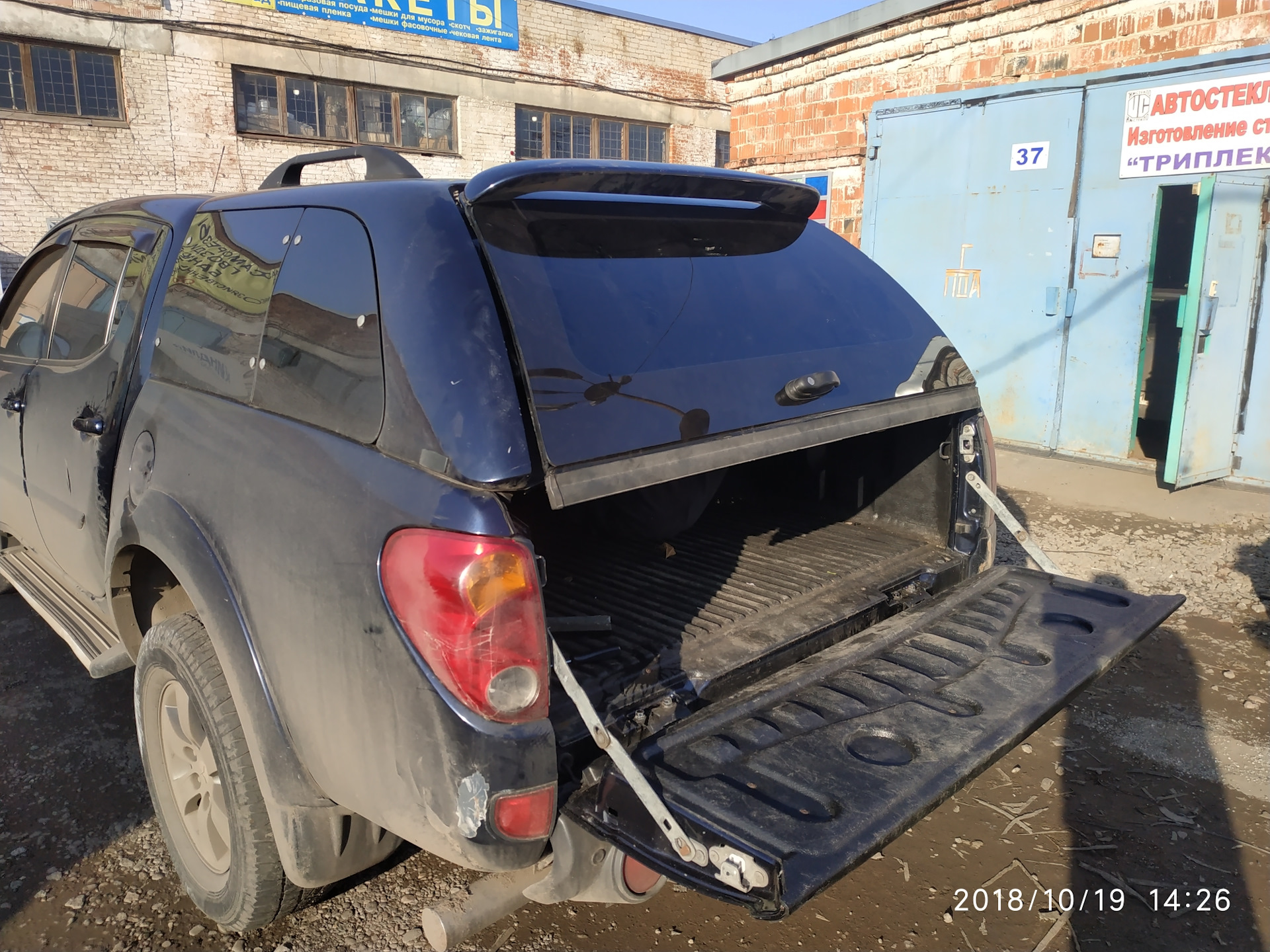 Стекла кунга л200. Mitsubishi l200 с кунгом. Стекло кунга Mitsubishi l200. Заднее стекло кунга на Мицубиси л200. Стекло кунга Митсубиси л 200.