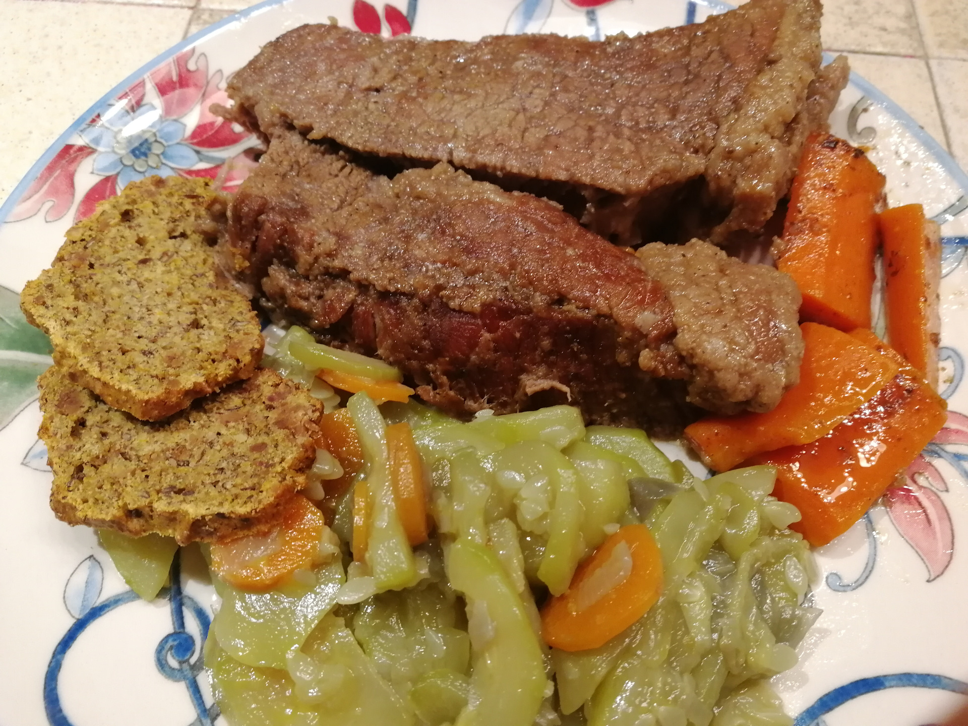 красивые блюда из свинины. мясо по русски рецепт. тушеное мясо говядина. салат мясо с луком. венгерский гуляш-левеш.