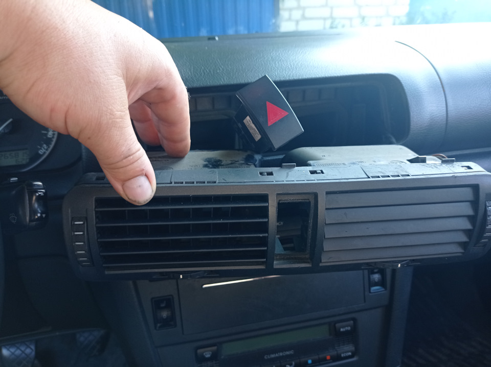 Ремонт кнопки аварийной сигнализации. — Skoda Superb Mk1, 1,8 л, 2008 ...