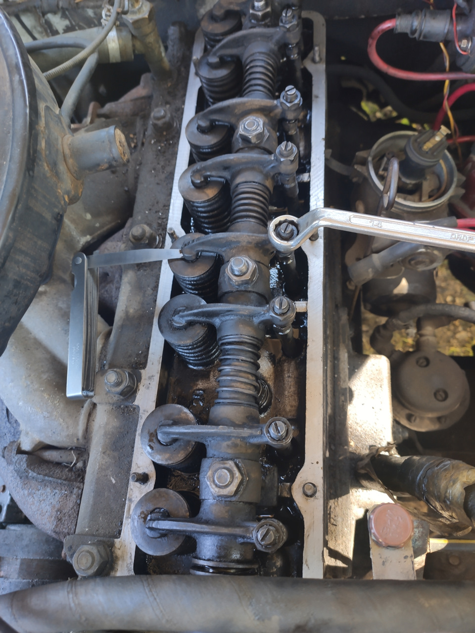 откручиваем гайки. вставляем щуп. проверяем ход клапана, чтобы не пережать. зажимаем гайки — ГАЗ 21