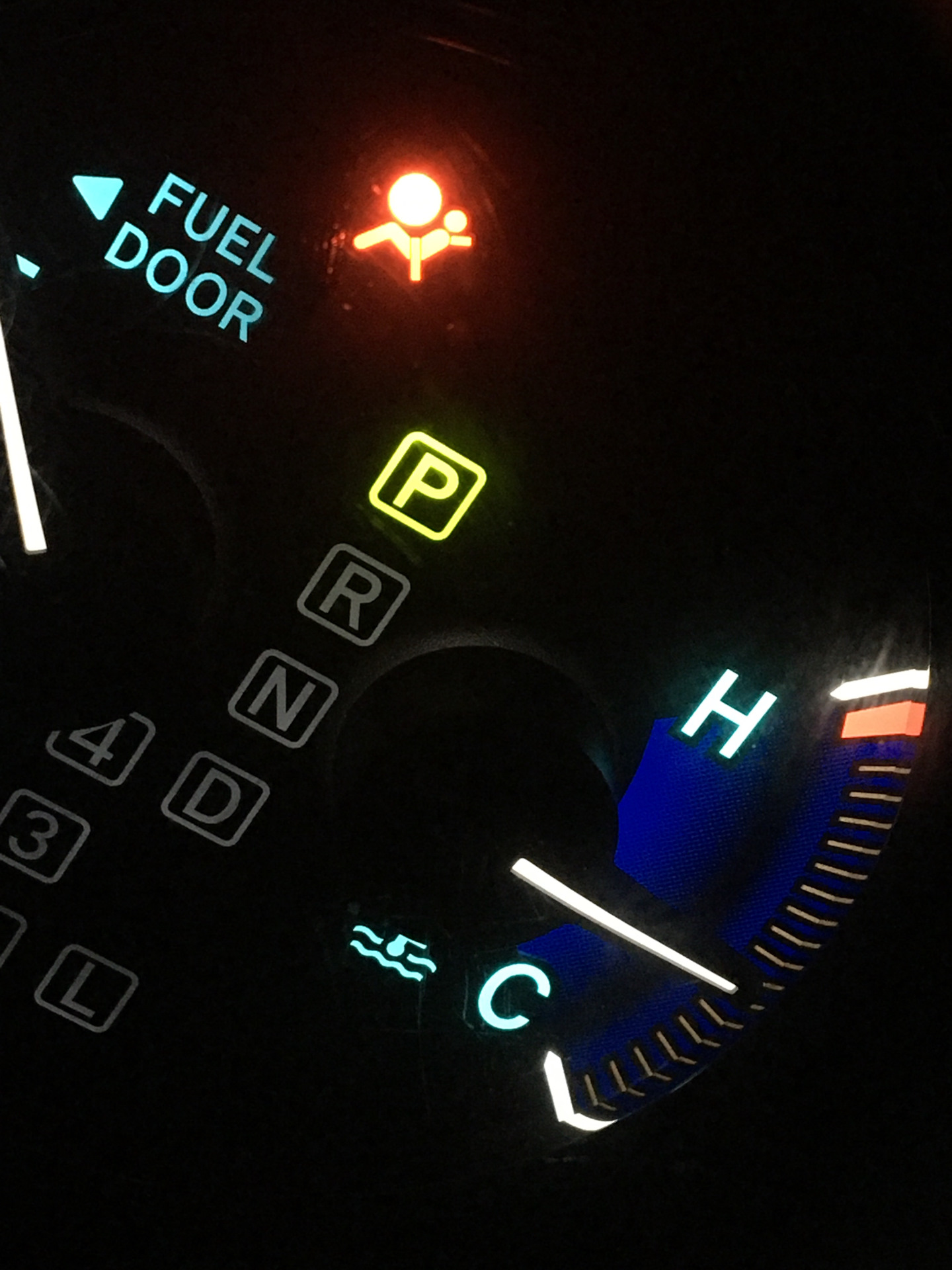 Загорелась ошибка srs на акура мдх 1. Горит лампа srs. Лампа srs honda odyssey 2012. Srs на панели приборов митсубиси. Митсубиси каризма ошибка srs.