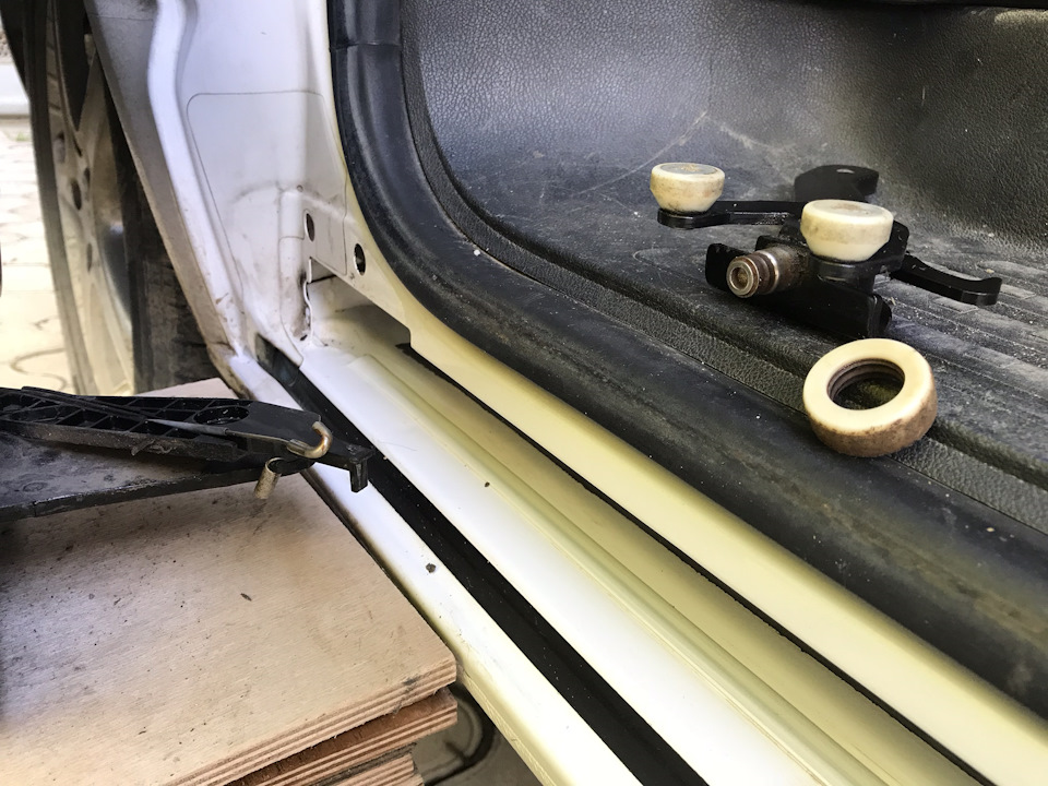 Нижний ролик сдвижной двери — Volkswagen Transporter T5, 2 л, 2010 года ...