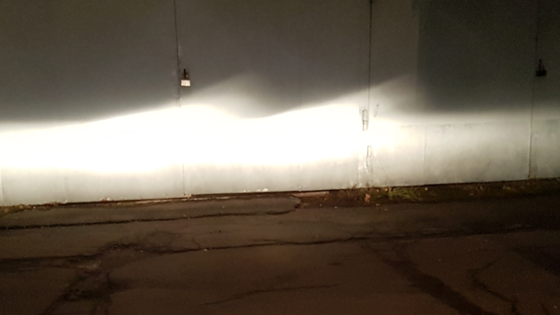 световое пятно на дороге. лампочки ксенон дальний ближний свет фар. темные пятна света фар. темные пятна света фар. паджеро 4 светотеневая граница ближнего света.