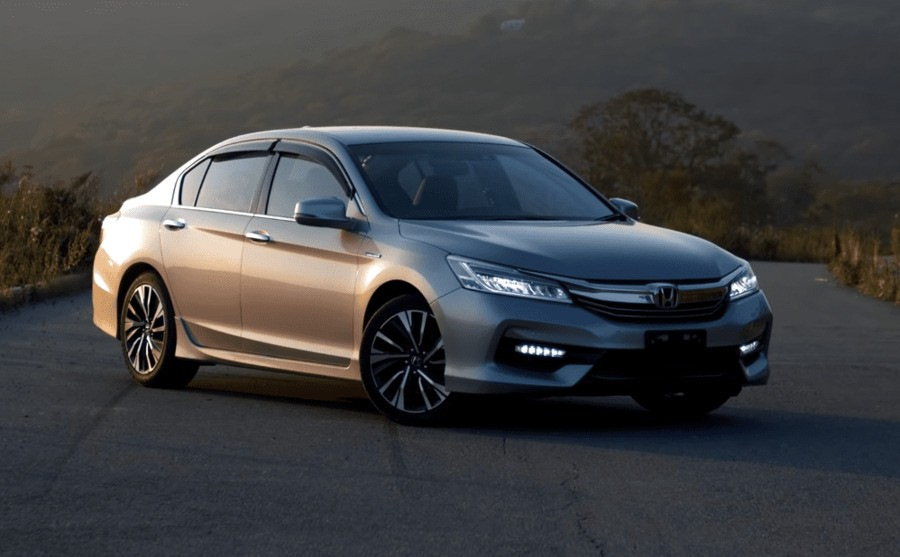 HONDA ACCORD гибрид CR7 — когда японец едет, рулится и нюхает (бензин ...