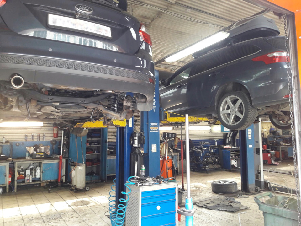 Рядом висит такой же штиблет. Какие же наши машинки уже старые. А из новых теперь только Москвич ))) — Ford Focus Hatchback III