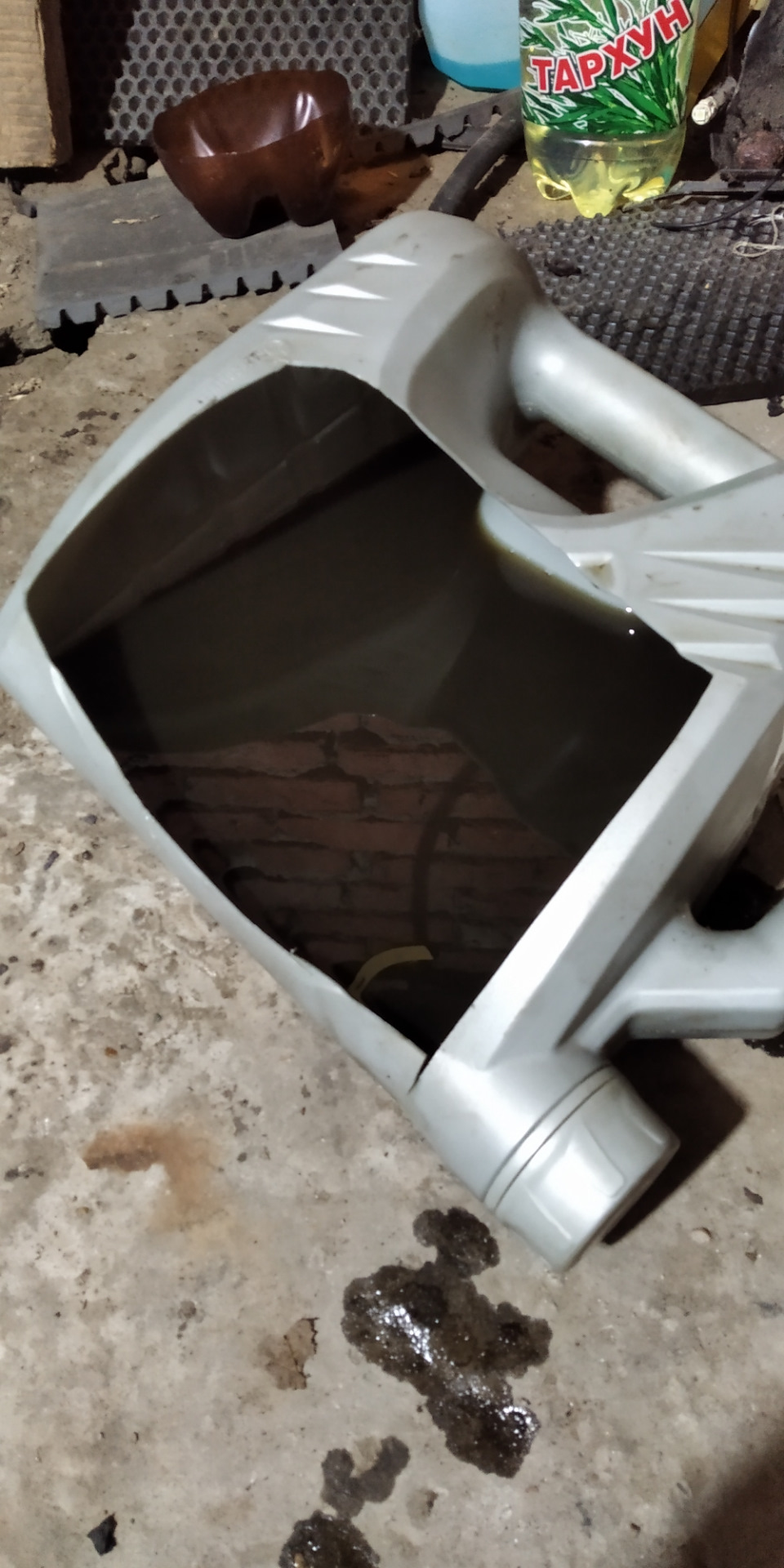 Старое масло тёмное. Когда менялось- х.з. — Peugeot 206