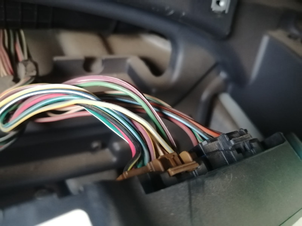 Колодки питания Спидометра. Что забавно отключив спидометр отключишь и сигналку — Dodge Caliber