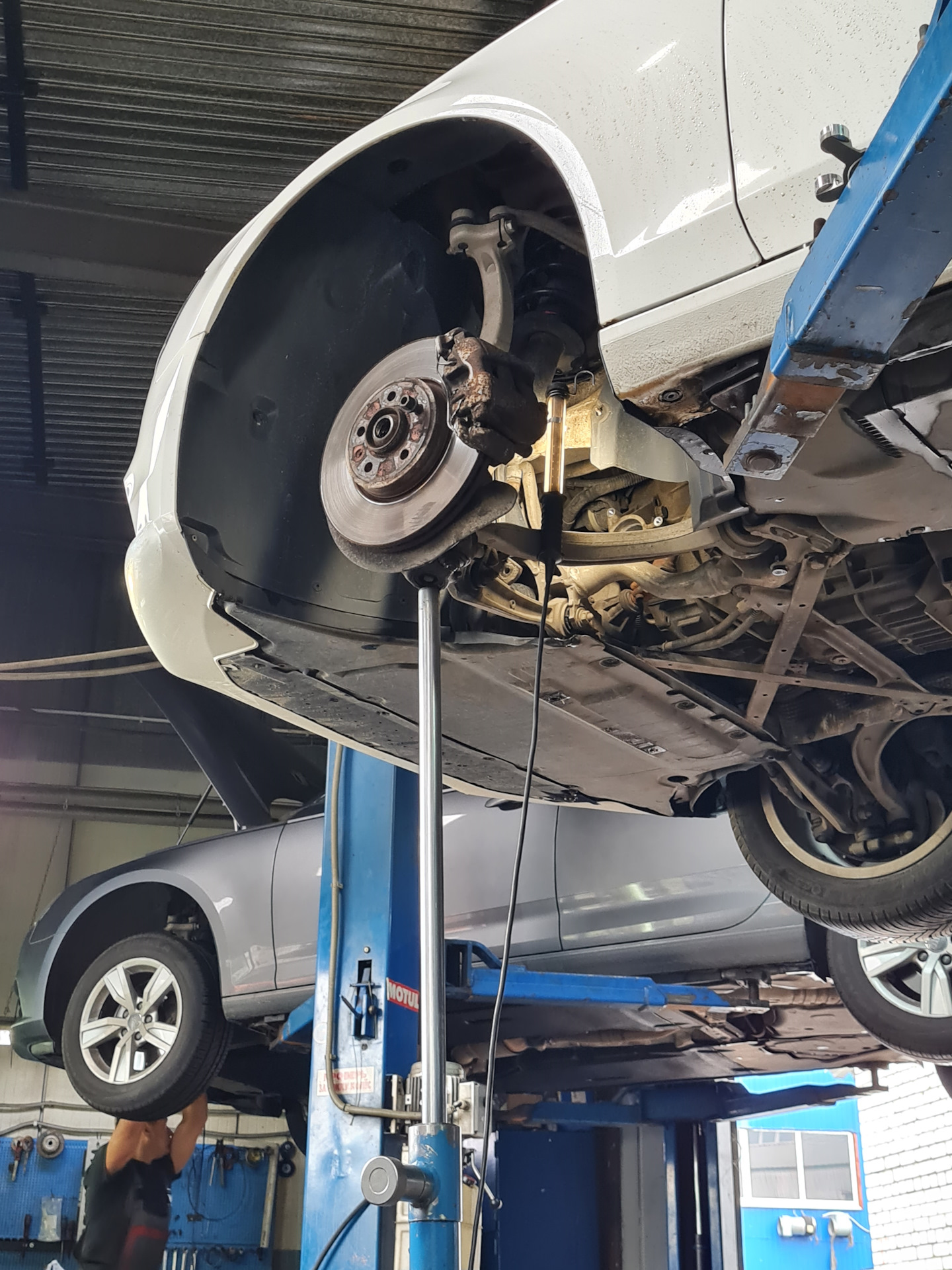 Резонирующий звук при езде — Audi A4 (B8), 2 л, 2013 года | поломка ...