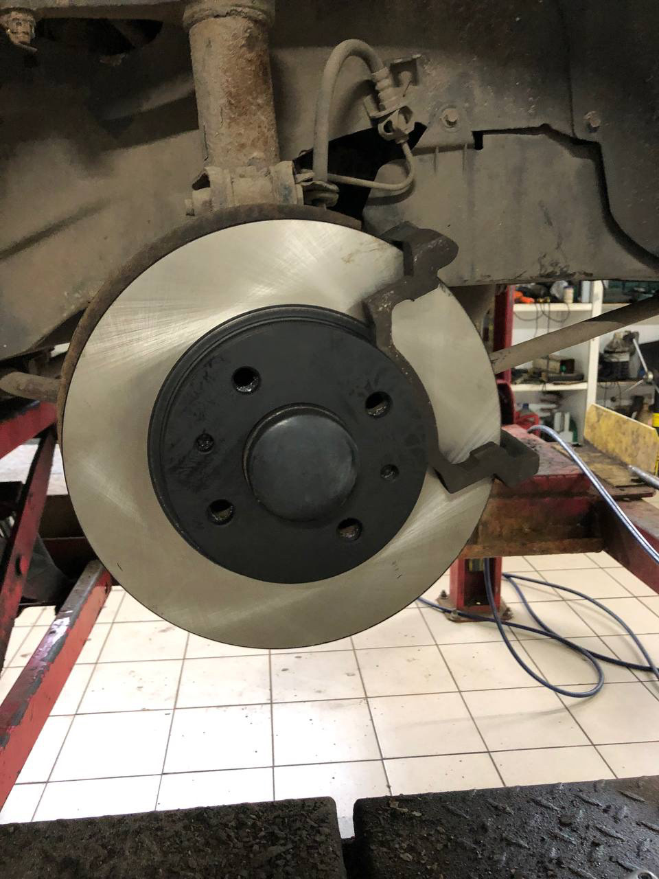 Тормозные диски и колодки TRIALLI — Lada Гранта Лифтбек (1G), 1,6 л ...